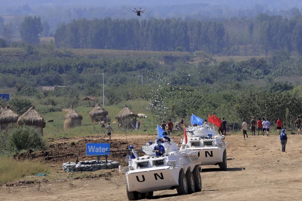 ↑2021年9月15日，在“共同命運(yùn)-2021”國(guó)際維和實(shí)兵演習(xí)綜合演練中，維和分隊(duì)采用無(wú)人機(jī)拋撒傳單宣傳和平理念。新華社記者 劉芳 攝