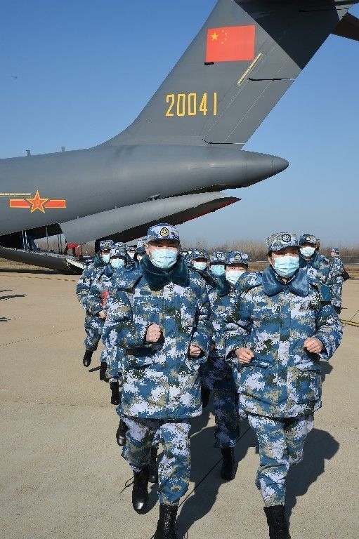 ↑2020年2月17日，一批軍隊(duì)支援湖北醫(yī)療隊(duì)員抵達(dá)武漢天河機(jī)場(chǎng)。新華社記者 黎云 攝