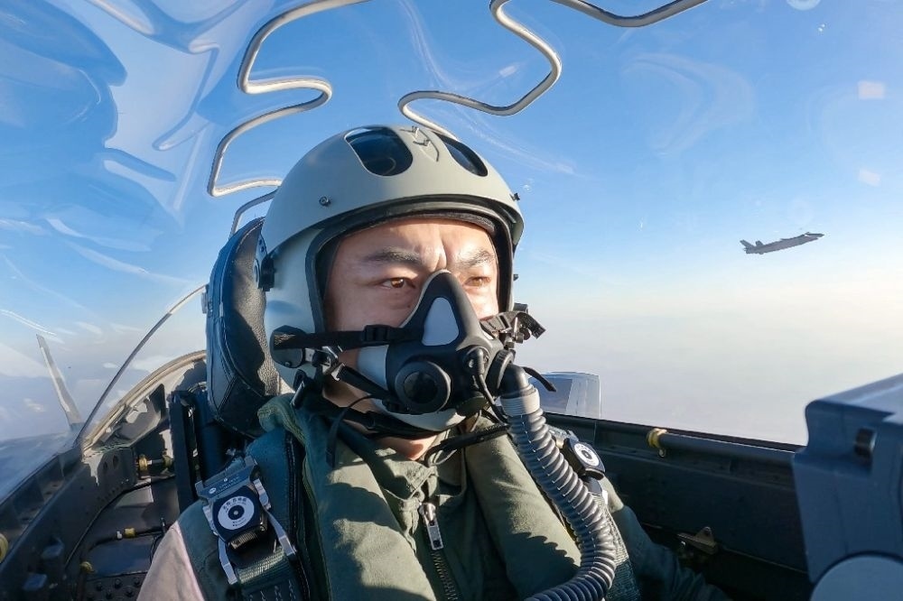 ↑全國(guó)人大代表、“強(qiáng)軍先鋒飛行大隊(duì)”大隊(duì)長(zhǎng)高中強(qiáng)進(jìn)行編隊(duì)飛行訓(xùn)練（2023年2月9日攝）。新華社發(fā)（姜皓元 攝）