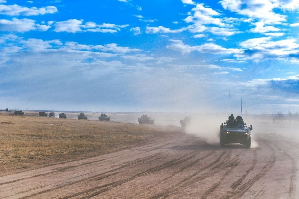 ↑陸軍第81集團(tuán)軍某旅“松骨峰特功連”隨所在營(yíng)進(jìn)行長(zhǎng)途機(jī)動(dòng)（2022年4月12日攝）。新華社發(fā)（李乃超 攝）