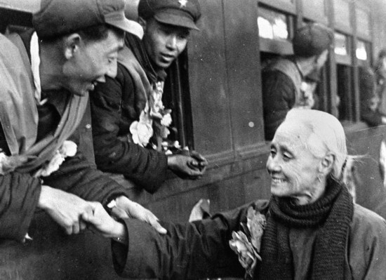 全國(guó)的鐵路工人們，一批批地志愿前往朝鮮前線工作，這是隴海路的鐵路工人魏志杰在臨行時(shí)和他母親告別的情形。新華社發(fā)（資料照片）