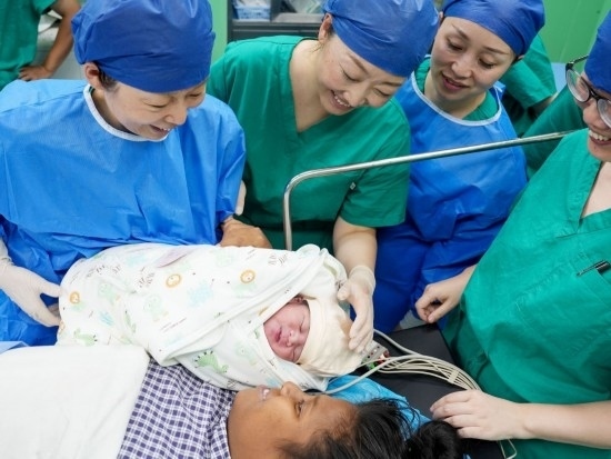 中國(guó)海軍“和平方舟”號(hào)醫(yī)院船在基里巴斯為29歲的塔拉瓦居民德阿瑞接生了一名“和平寶寶”（2023年7月16日攝）。新華社發(fā)（劉偉 攝）