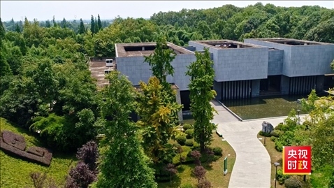 △2021年正式投入使用的三星堆文物保護修復(fù)館，堅持保護修復(fù)與考古研究同步進(jìn)行，館內(nèi)分文保工作區(qū)和參觀區(qū)。