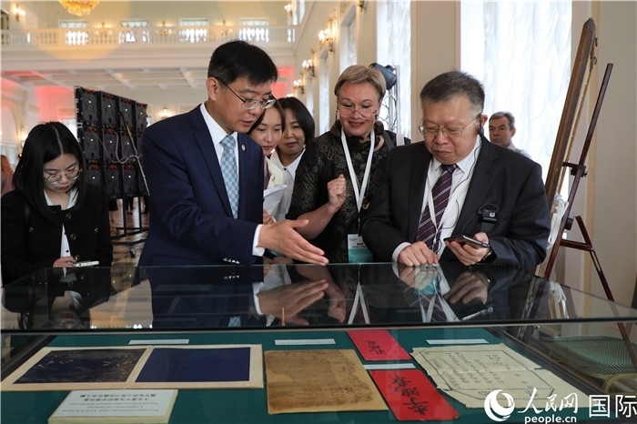 中俄圖書(shū)館論壇嘉賓共同參觀由俄羅斯國(guó)立列寧圖書(shū)館舉辦的館藏中國(guó)古籍善本圖書(shū)展。人民網(wǎng)記者 隋鑫攝）