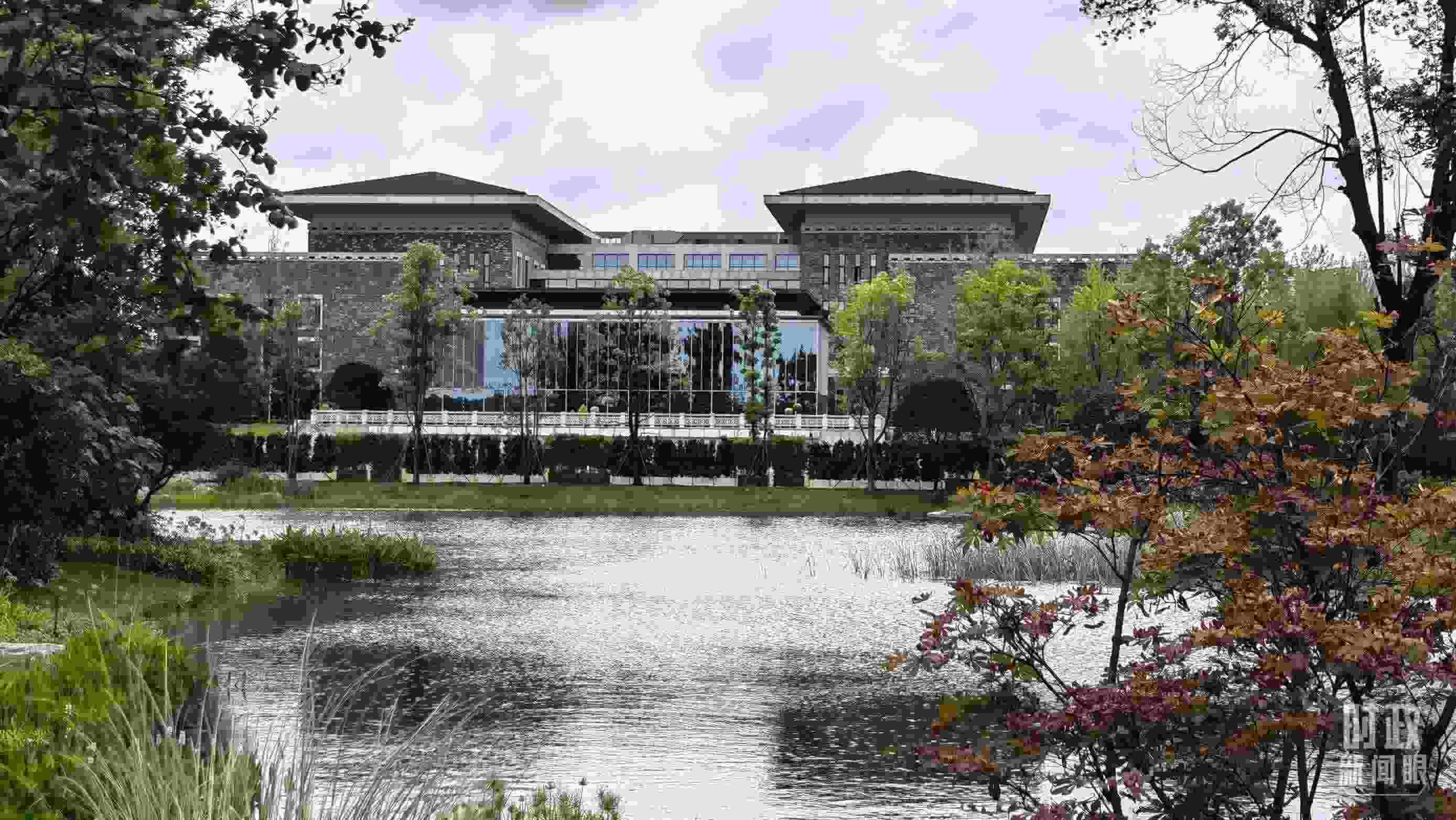 當(dāng)天，中印尼兩國元首在“錦蓉莊”舉行會(huì)見。（總臺(tái)央視記者韓銳拍攝）