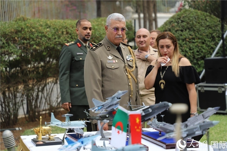 圖為與會嘉賓參觀招待會設置的武器裝備模型展臺。人民網記者 王傳寶攝