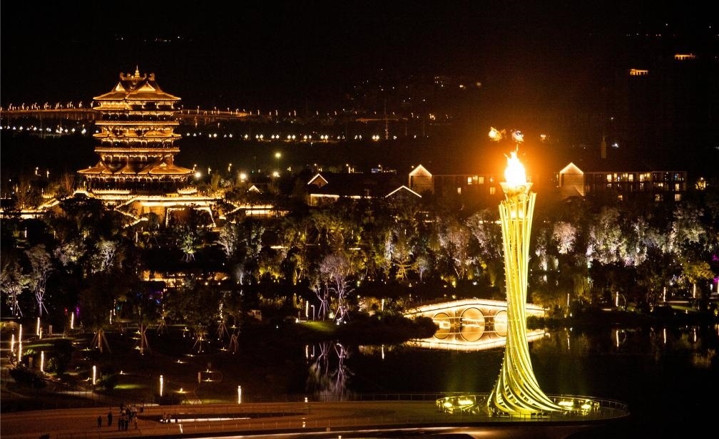 這是7月28日拍攝的成都大運(yùn)會主火炬。新華社記者曹祎銘攝