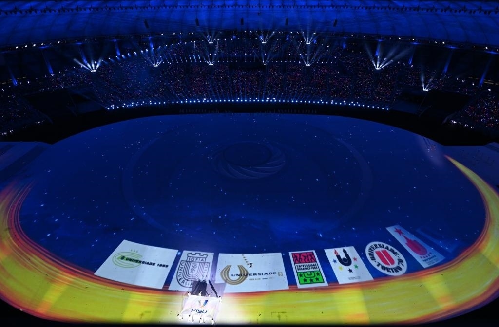 7月28日，國際大學(xué)生體育聯(lián)合會會旗在開幕式上入場。新華社記者劉磊攝