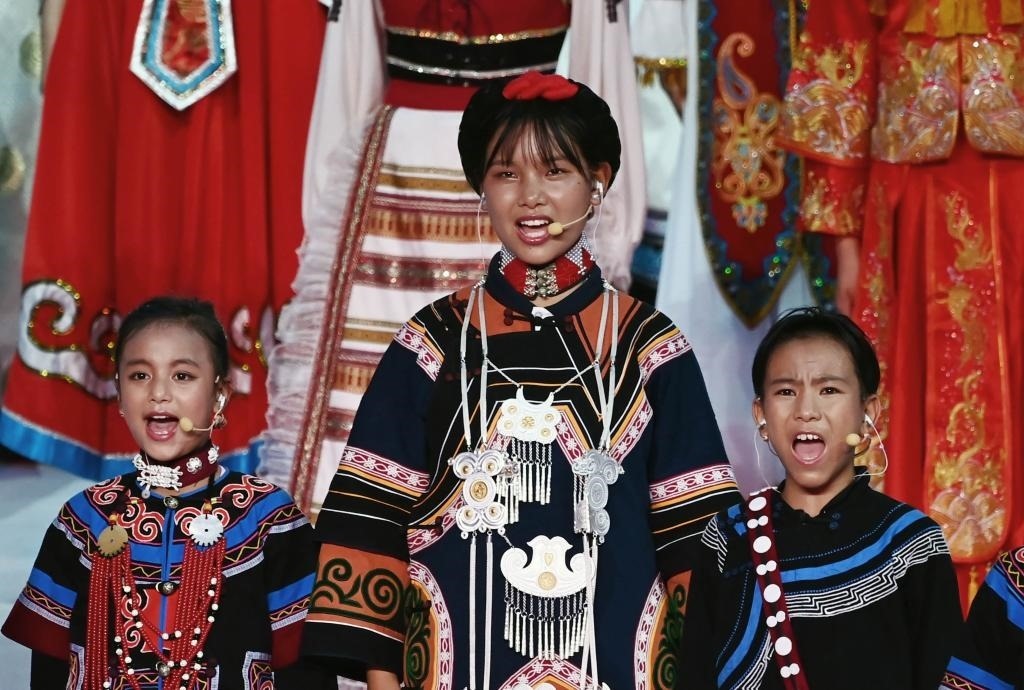 7月28日，吉好有果（中）在開幕式上表演。新華社記者陳澤國攝