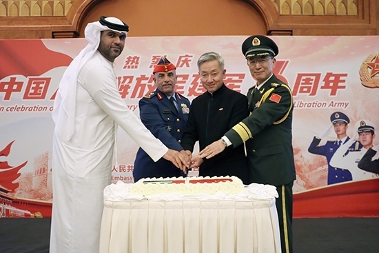 圖為招待會(huì)上中阿嘉賓合影。中國(guó)駐阿聯(lián)酋大使館供圖