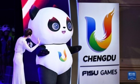 7月29日，成都大運會吉祥物“蓉寶”在聯(lián)歡會現場。新華社記者 張端 攝