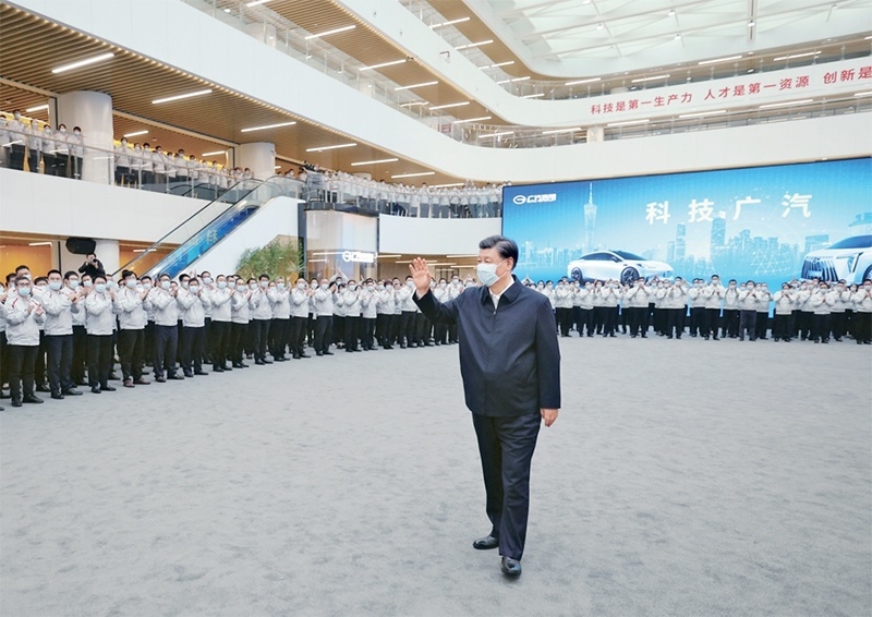 2023年4月10日至13日，中共中央總書記、國家主席、中央軍委主席習(xí)近平在廣東考察。這是12日下午，習(xí)近平在廣汽研究院向職工們揮手致意。 新華社記者 鞠鵬/攝