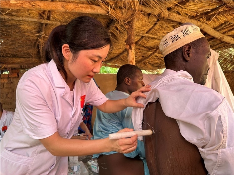 圖為吉安市中心人民醫(yī)院中醫(yī)科副主任醫(yī)師王李妮為患者進行針灸治療。中國駐乍得醫(yī)療隊提供