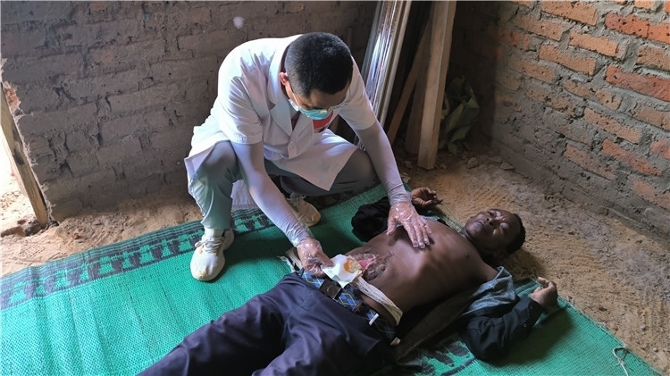 圖為南昌大學第二附屬醫(yī)院胃腸外科主治醫(yī)師周智勇檢查切口疝患者。中國駐乍得醫(yī)療隊供圖