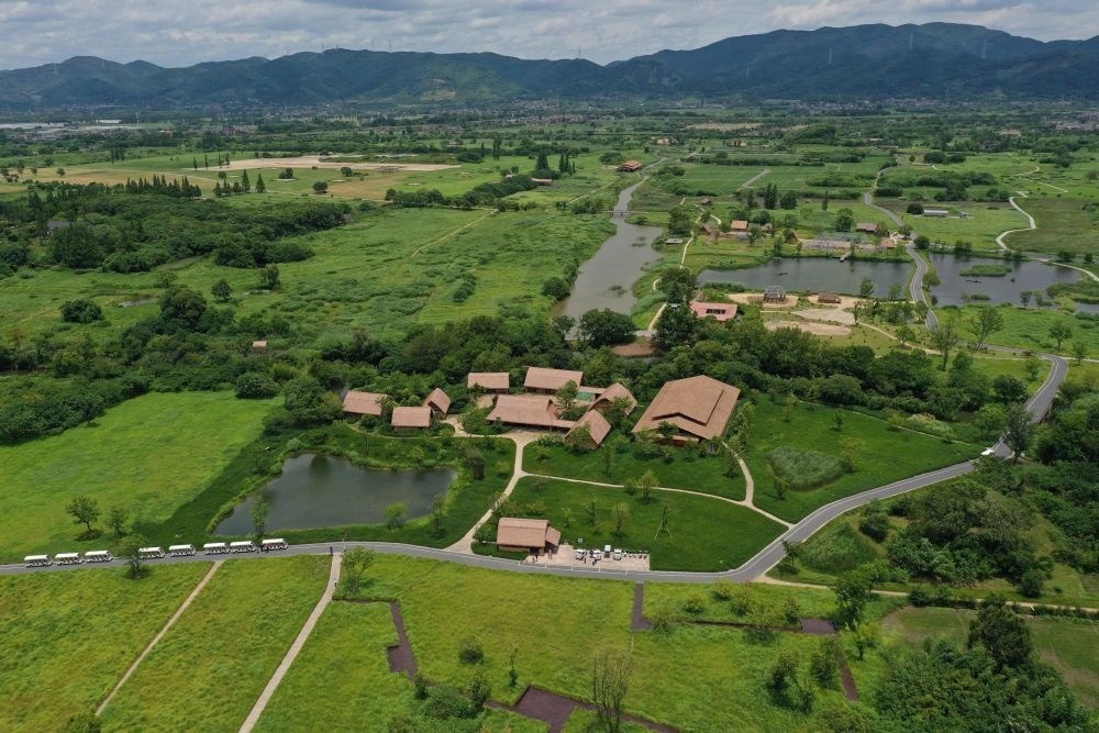 這是在浙江省杭州市余杭區(qū)拍攝的良渚古城遺址公園（2022年7月6日攝，無人機照片）。新華社記者 黃宗治 攝