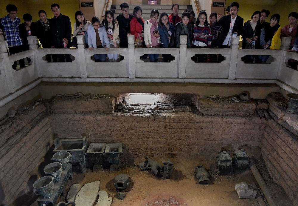 游客在河南安陽殷墟宮殿宗廟遺址內(nèi)的婦好墓參觀（2018年10月12日攝）。新華社記者 李安 攝