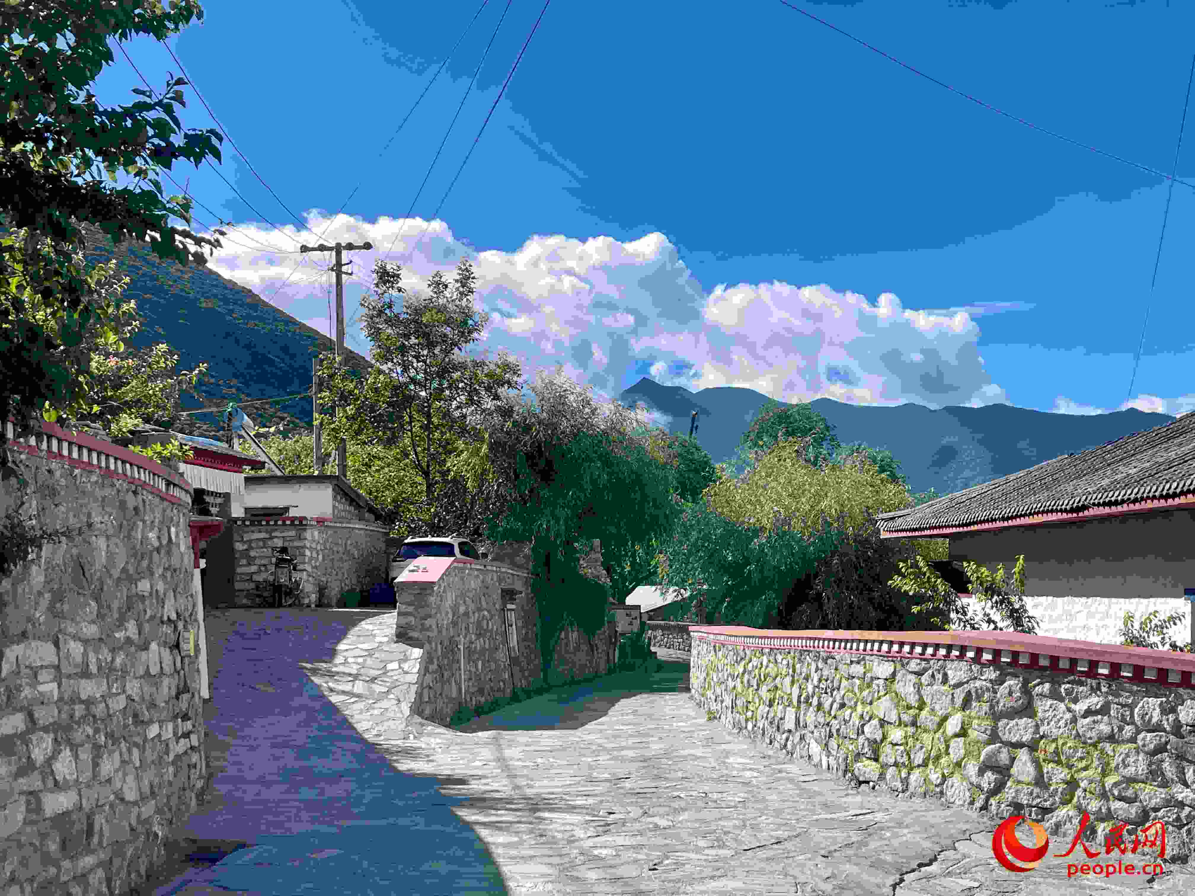 嘎拉村的村貌。人民網(wǎng) 周靜圓攝