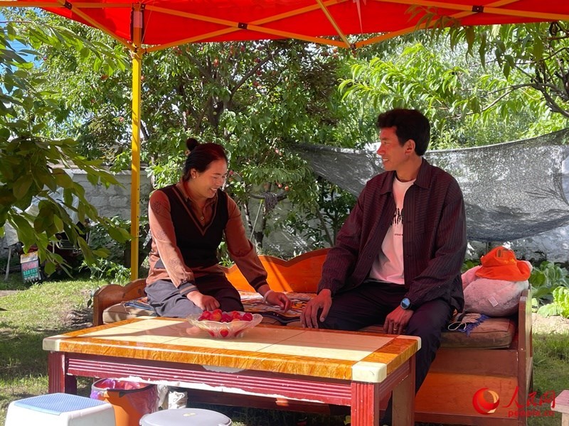 嘎拉村村民達(dá)瓦堅(jiān)參和他的妻子。人民網(wǎng) 周靜圓攝