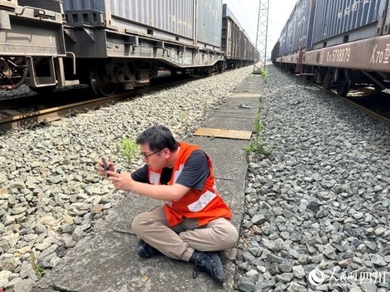 記者在成都北編組站編組場拍攝。人民網(wǎng)記者 王紹紹攝