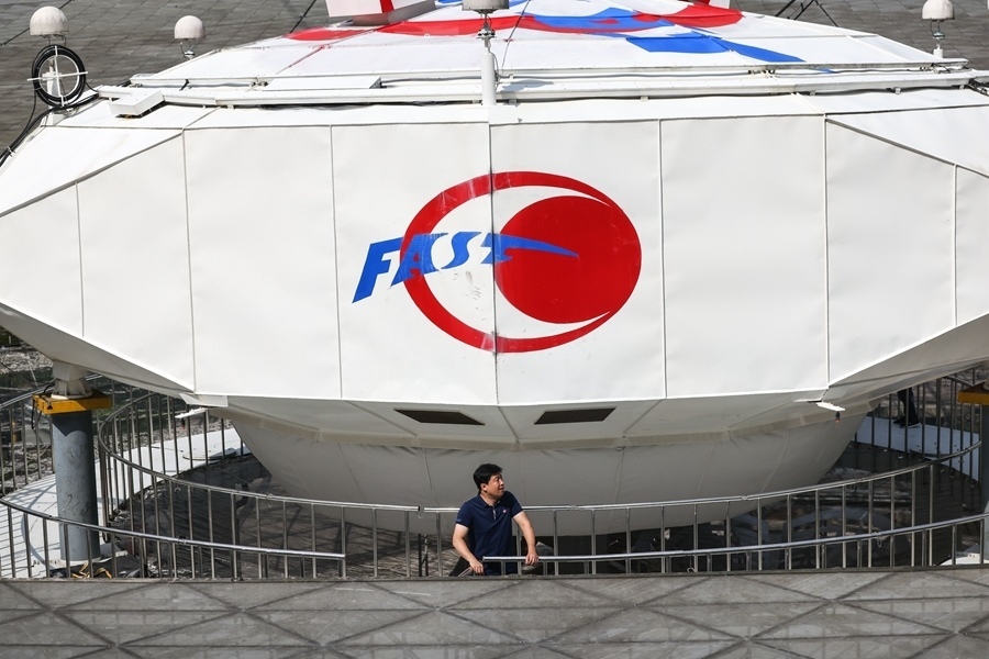 2022年8月25日，F(xiàn)AST運(yùn)行和發(fā)展中心常務(wù)副主任、總工程師姜鵬在饋源艙前（維護(hù)保養(yǎng)期間拍攝）。新華社記者 歐東衢 攝