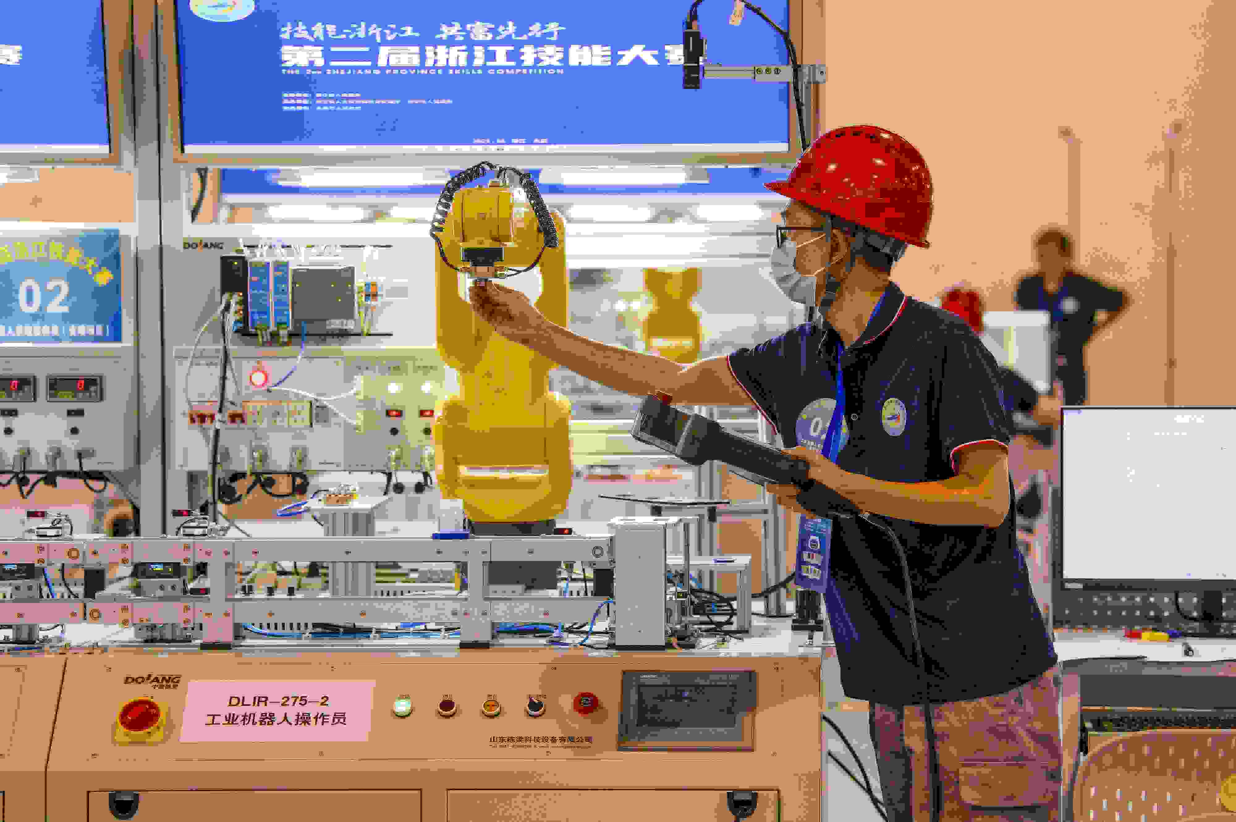 2023年6月19日，第二屆浙江技能大賽在永康市國際會展中心舉行。參賽選手在進行工業(yè)機器人系統(tǒng)操作員項目比賽。
