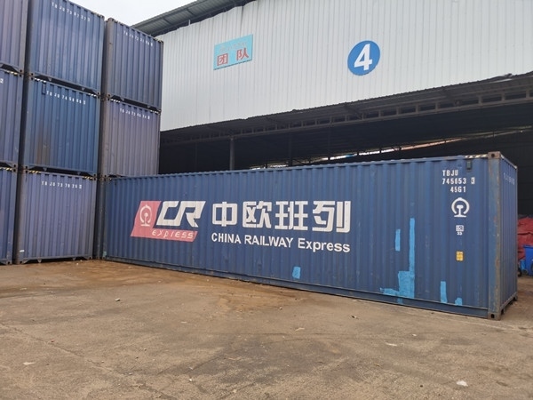 即將以“中老鐵路+中歐班列”模式過(guò)境運(yùn)輸?shù)募b箱。朱益孝攝