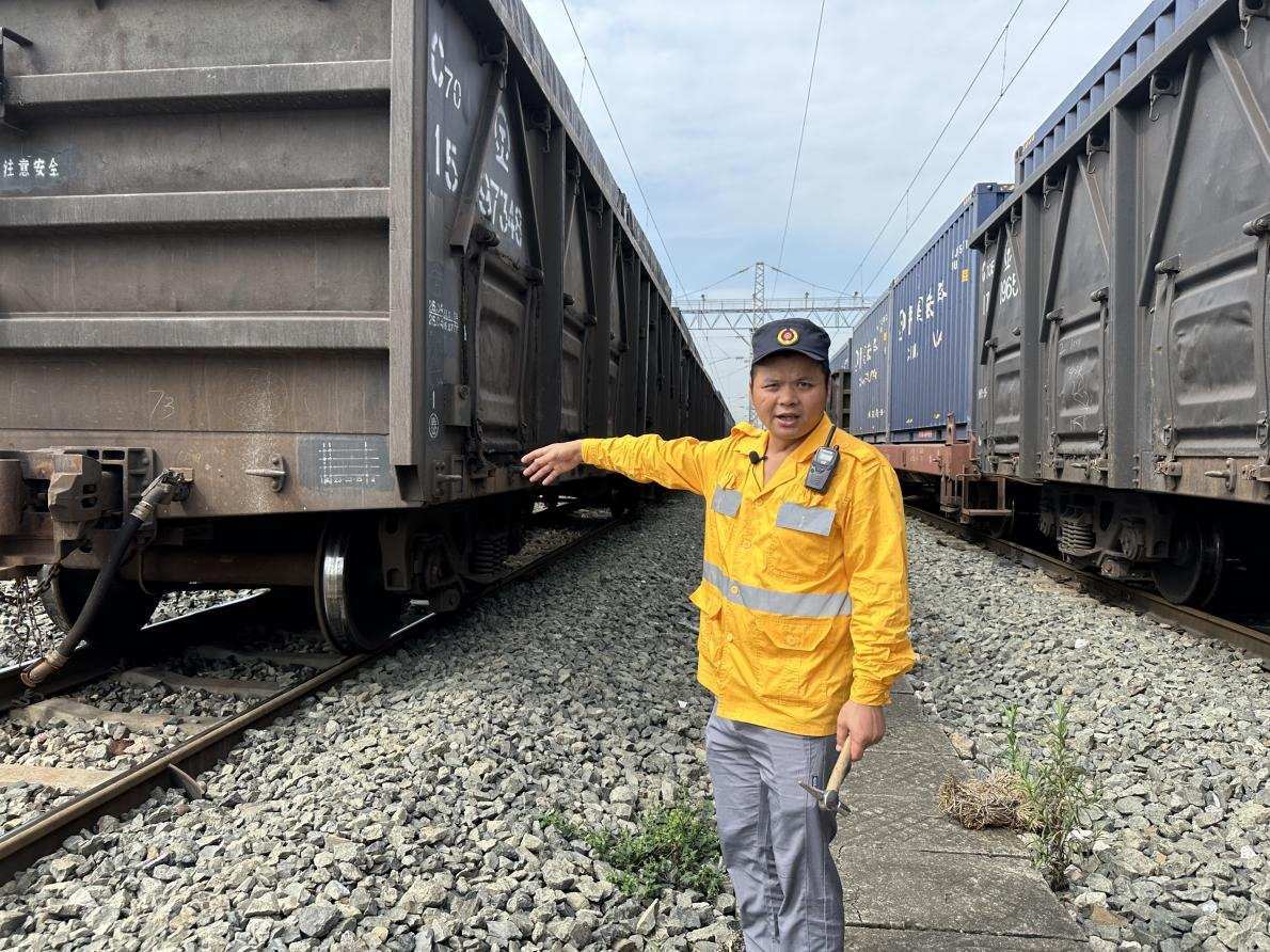 劉偉在向記者介紹檢車注意事項(xiàng)。人民網(wǎng) 王紹紹攝