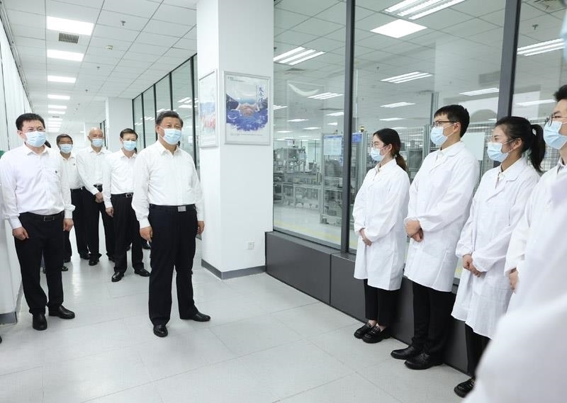 2023年7月6日，習(xí)近平總書記在江蘇南京市考察南瑞集團有限公司，同年輕研發(fā)人員親切交流。