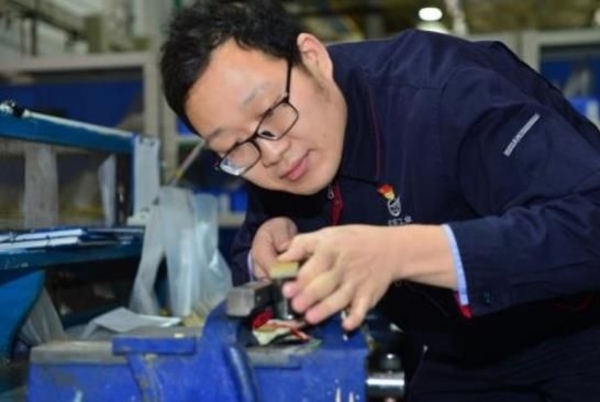 工作中的方文墨。航空工業(yè)沈飛供圖