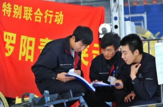 在工作中的“羅陽青年突擊隊”隊員。航空工業(yè)沈飛供圖