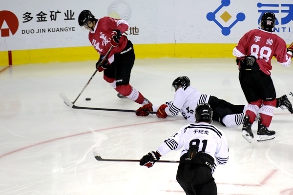 重慶隊球員與內(nèi)蒙古球員拼搶。人民網(wǎng)記者 胡雪蓉攝