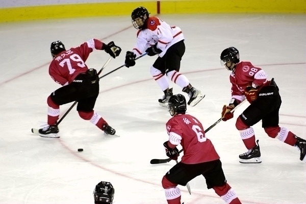 重慶隊球員常久遠(左)與陜西隊球員呂知宜拼搶。人民網(wǎng)記者 胡雪蓉攝