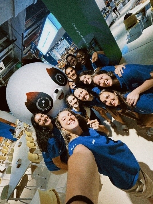 葡萄牙女籃隊(duì)員在成都大運(yùn)村自拍。 受訪者供圖