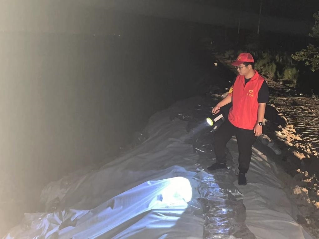 太平鎮(zhèn)干部晚上巡查南小埝。（采訪對(duì)象供圖）