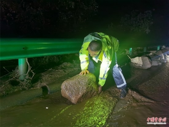 7月31日，張涿高速，高速交警涿鹿大隊(duì)民警清理山體滑坡路面落石。
