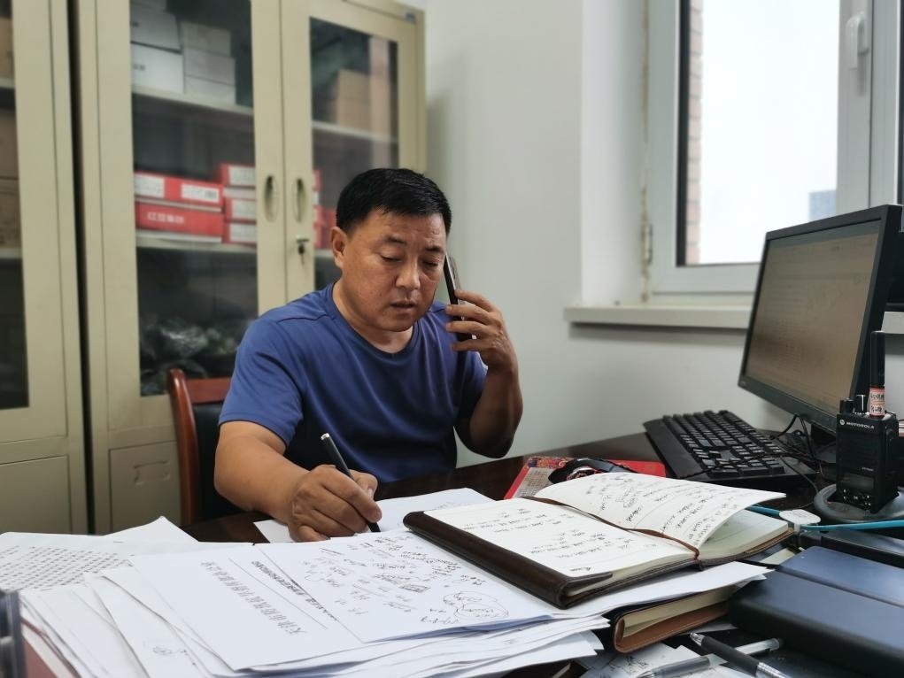 曾田榮正在辦公室內(nèi)工作。新華社記者 孫凡越 攝