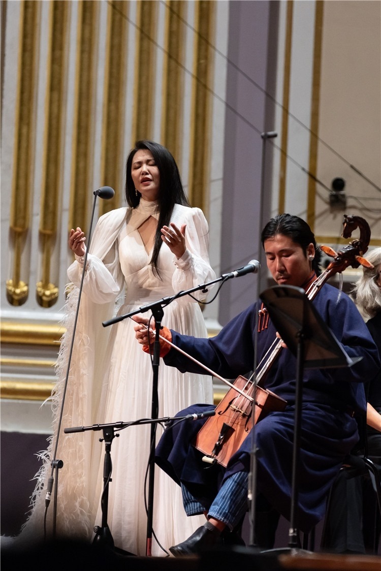 圖片說明： 8月5日，2023愛丁堡國際藝術(shù)節(jié)開幕式音樂會《慈悲頌》的演出現(xiàn)場。藝術(shù)節(jié)組委會供圖