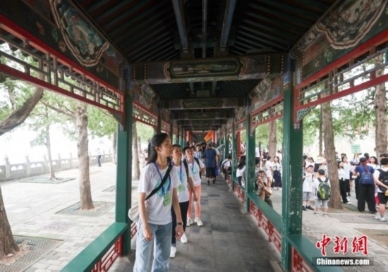 圖為學員們游覽長廊。<a target='_blank' href='/'><p align=