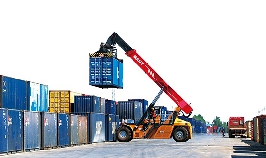 石家莊國際陸港內整裝待發(fā)的集裝箱。 石家莊國際陸港供圖