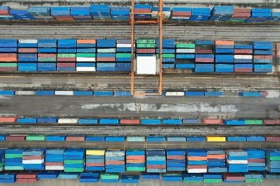 在廣州東部公鐵聯(lián)運樞紐（增城西站），工作人員在進行集裝箱轉(zhuǎn)運工作。廣州交通投資集團有限公司供圖