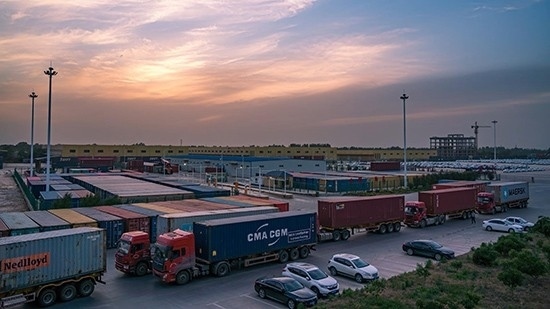 石家莊國際陸港內整裝待發(fā)的集裝箱。 石家莊國際陸港供圖