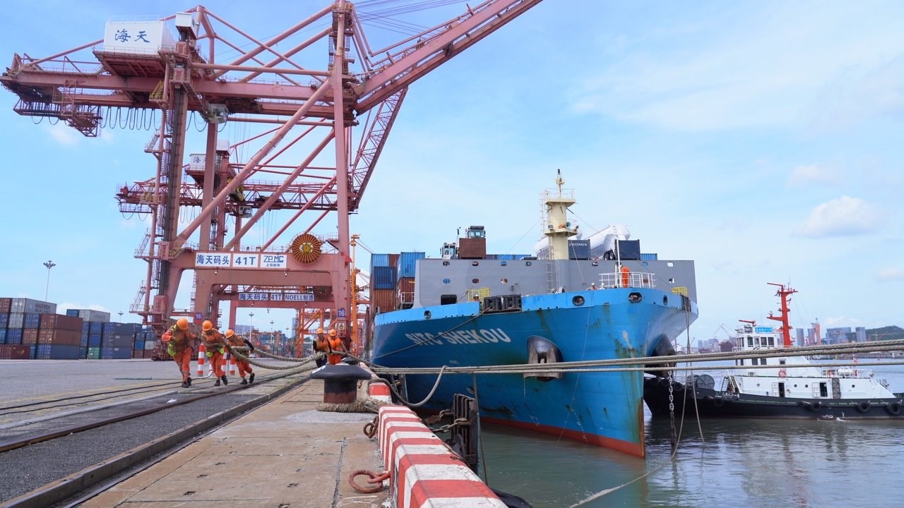 7月22日上午，“絲路海運(yùn)”電商快線“海豐蛇口”輪停靠廈門海天碼頭12號(hào)泊位裝卸集裝箱貨物。人民網(wǎng)記者 蘭志飛攝