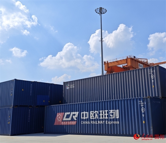 8月3日，中歐班列（中豫號）集裝箱在鄭州車站海關(guān)等候查驗。人民網(wǎng) 崔譯戈攝
