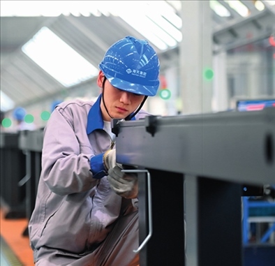 工人在海天國(guó)際控股有限公司海天大港生產(chǎn)基地作業(yè)（2023年2月1日攝）。黃宗治攝/本刊