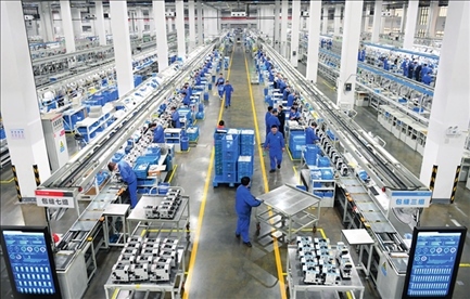 在位于浙江省臺(tái)州市的杰克科技股份有限公司，工作人員在裝配車間裝配縫紉機(jī)（2023年3月23日攝）。翁忻旸攝/本刊