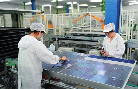 在浙江省臺(tái)州市黃巖區(qū)省級(jí)專精特新“小巨人”企業(yè)浙江公元新能源科技股份有限公司，工作人員生產(chǎn)太陽(yáng)能電池組（2023年8月9日攝）。翁忻旸攝/本刊