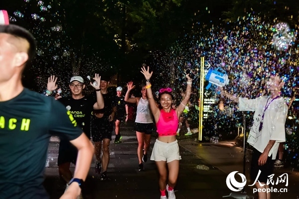 運(yùn)動(dòng)愛好者參加上海外灘楓徑NIKE熒光跑。圖片由BFC外灘金融中心提供