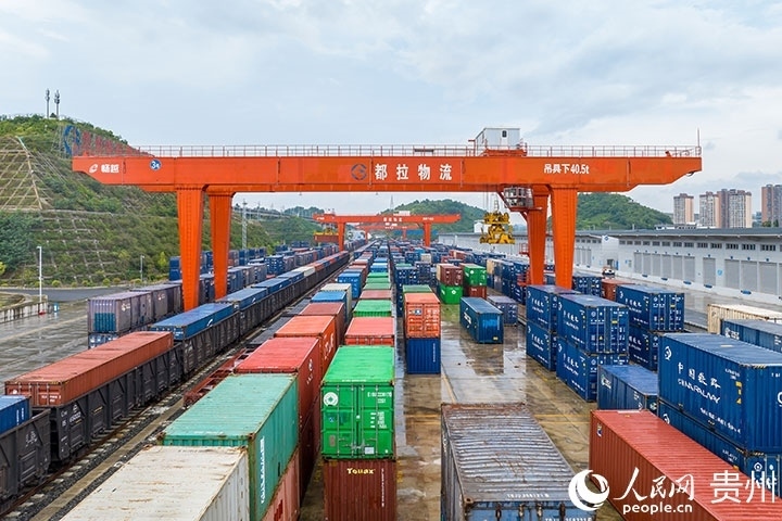 裝滿貨物的集裝箱整齊排列在貴陽國際陸港。人民網(wǎng)記者 涂敏攝