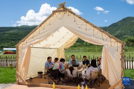 8月12日，游客在寧夏固原市涇源縣大灣鄉(xiāng)楊嶺村品嘗當(dāng)?shù)孛朗场Ｐ氯A社記者 李旭倫 攝