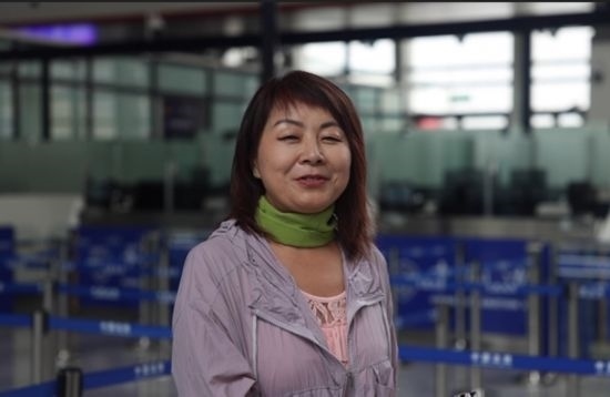 7月22日，曾經(jīng)在老撾瑯勃拉邦工作過3年的加拿大華僑孫月玲乘坐中老鐵路國際旅客列車從中國出境。衛(wèi)海林 攝